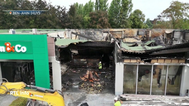 Plusieurs bâtiments ont été détruits par un incendie criminel le week-end dernier. La sécurisation du site a été lancée pour permettre une démolition rapide et la reconstruction des enseignes endommagées.