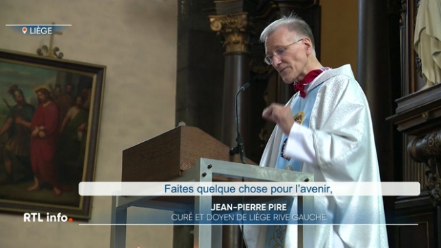 Les festivités du 15 août en Outremeuse ont débuté mercredi avec la Saint-Macrawe, une fête pour les enfants, et se clôtureront ce samedi avec l'enterrement de Mâti l'Ohé. Ce vendredi a débuté par la procession de la Vierge noire et la traditionnelle messe en wallon. Extrait.