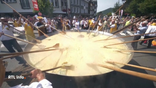 La tradition a encore battu son plein ce 15 août 2025. Pour sa 29e édition, l'omelette géante a réuni confréries, curieux et amateurs d'oeufs autour d'une poêle géante de 4 mètres de diamètre. La recette: 10.000 oeufs, 30 kilos de lard, 6 kilos d'épices et 50 litres d'huile.