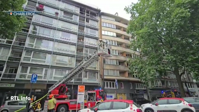 Un pompier aurait été brûlé lors de l'intervention pour maîtriser les flammes. Le feu a pris dans un appartement au 7e étage.