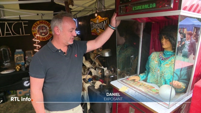 Comme chaque année, c'est tout un village qui se transforme en caverne d'Ali Baba. Durant 2 jours, 900 exposants accueillent près de 200.000 visiteurs sur 6 km de stands. Mais une question se pose : pourquoi sommes-nous si attirés par le vintage et les objets qui ont une histoire ?