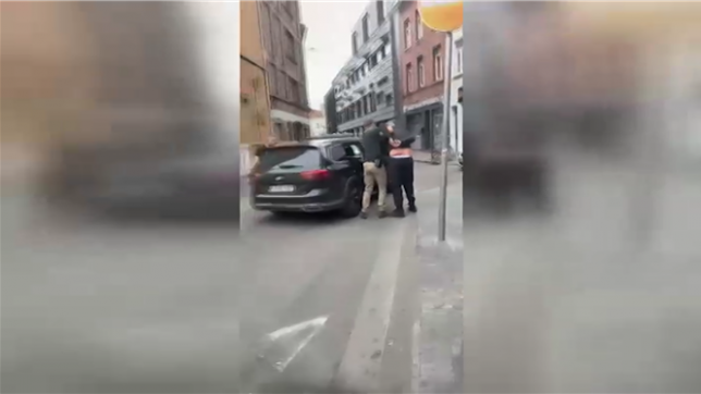 Une nouvelle fusillade a eu lieu samedi après-midi à Molenbeek, en région bruxelloise. Deux individus ont été interpellés par la police. Des riverains ont filmé l'une de ces arrestations.