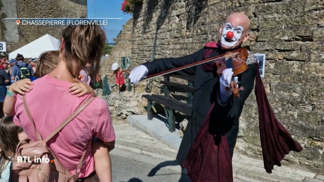 Une cinquantaine de compagnies venues de toute l'Europe ont investi les rues et les prairies du village gaumais sur le thème Nos mots et gestes. On attend jusqu'à 30.000 visiteurs, venus admirer près de 200 représentations de théâtre, de cirque ou encore de poésie.