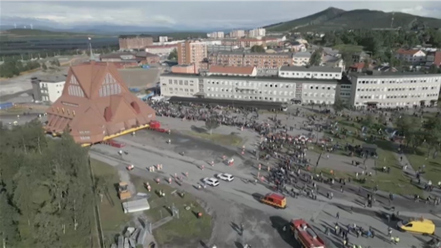 La magnifique église en bois rouge de Kiruna, dans le nord de la Suède, a commencé mardi matin sa migration vers son nouvel emplacement, étape symbolique du déménagement de la ville pour permettre l'expansion d'une mine de fer.