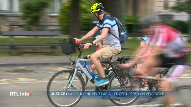 Julie s'est fait voler son vélo électrique à Bruxelles. Heureusement, elle a pu le géolocaliser dans un appartement. La police est venue sur place, mais n'est pas intervenue. Par trois fois, un magistrat a refusé que les policiers entrent. Dépitée, Julie campe depuis lors devant l'immeuble !