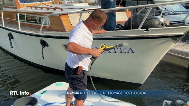 Depuis le début de l'été, Cédric Thérasse nettoie et bichonne les bateaux de plaisance. Une activité très saisonnière qui se réalise avec précision et un matériel spécialement adapté. Et le travail ne manque pas en ce moment, notamment au port autonome de Namur.