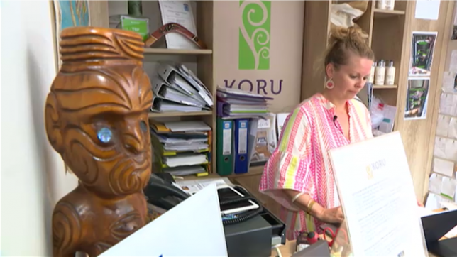 70 % des réservations passent aujourd’hui par la plateforme Booking. Mais certains propriétaires d’hôtels la dénoncent pourtant, lui reprochant de ne pas être si avantageuse que ça. Ils pointent la commission prélevée par le site. Bernadette partage une astuce.