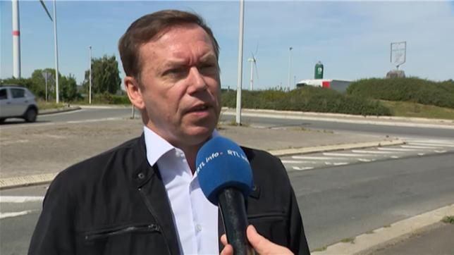 Deux mesures s’imposent pour les automobilistes concernés : signaler systématiquement l’incident au constructeur, afin de faire remonter les défaillances, et respecter scrupuleusement les distances de sécurité, sachant que l’assistance peut se montrer imprévisible.