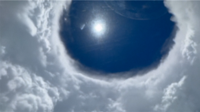 Le puissant ouragan Erin continue lundi sa progression près des Bahamas, accompagné de rafales de vent puissantes et de pluies intenses, alors que la menace de vagues destructrices sur les côtes américaines grandit.