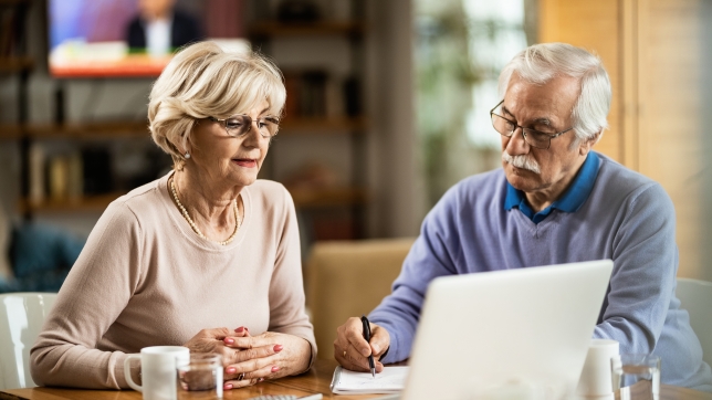 couple-de-personnes-agees-utilisant-un-ordinateur-et-prenant-des-notes-tout-en-analysant-les-finances-de-leur-maison.jpg