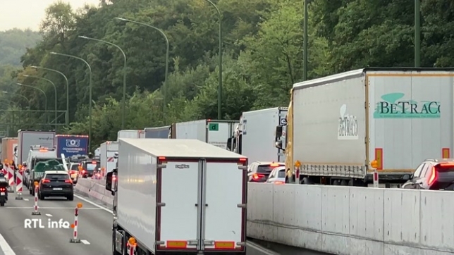Des travaux sur l’autoroute E411 ralentissent fortement le trafic sur le ring extérieur depuis Waterloo en direction de Zaventem, ce qui cause d’énormes bouchons en amont des rétrécissements.