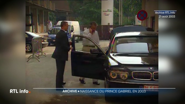 Alors que demain seront diffusées les premières images du petit prince, les seuls, pour l'heure, à avoir eu la primeur d'apercevoir sa frimousse sont ses parents et leurs proches ; ambiance à l'hôpital où l'effervescence est moindre par rapport à la naissance de la princesse Elisabeth.