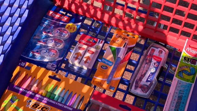 Fournitures scolaires dans un caddie