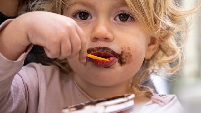 Enfant mangeant de la glace au chocolat