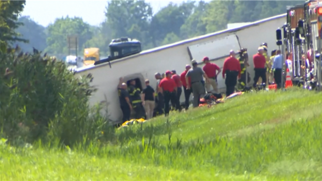 Un autocar transportant une cinquantaine de touristes revenant des chutes du Niagara, parmi lesquels des enfants, s'est renversé vendredi sur une autoroute du nord de l'Etat de New York, faisant cinq morts et des dizaines de blessés.