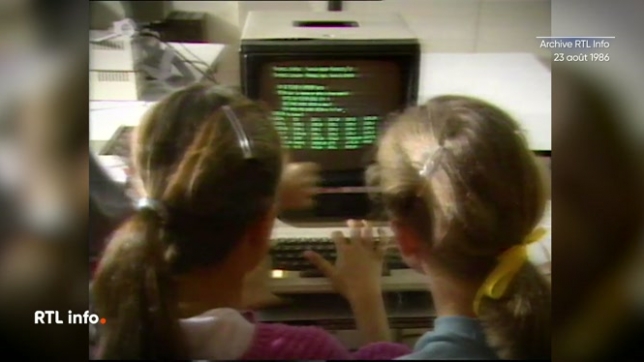 À l'époque, l'informatique faisait ses premiers pas dans les écoles. Pour démystifier cette technologie encore impressionnante pour de nombreux adultes, des élèves fraîchement formés prenaient les choses en main et leur apprenaient à utiliser un ordinateur.