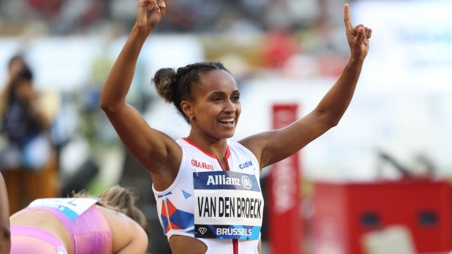 Naomi Van Den Broeck célébrant son record de Belgique
