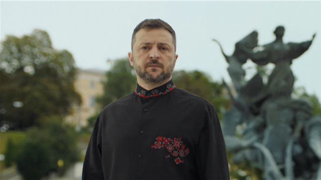 L'Ukraine ne sera plus jamais contrainte, dans l'histoire, à endurer la honte que les Russes appellent un compromis. Nous avons besoin d'une paix juste, déclare-t-il sur la place de l’Indépendance à Kiev. L'Ukraine a lancé une série d'attaques aux drones sur le territoire russe ce dimanche, jour où elle célèbre son indépendance de l'Union soviétique.