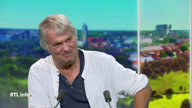 On retrouve en plateau Bruno Humbeeck, psychopédagogue, qui présente son livre Moins d'écrans, plus de liens.