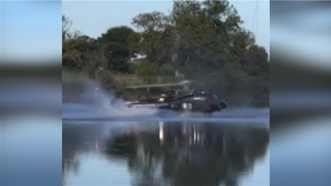 Des images publiées sur les réseaux sociaux montrent le moment où un hélicoptère bombardier d'eau Morane 29 se crashe dans l'étang de Rosporden (Finistère). Le pilote et un pompier à bord en sont sortis sains et saufs et ont été transportés à l'hôpital de Quimper.