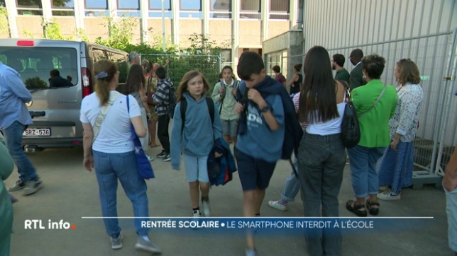 Une rentrée scolaire marquée chez les plus grands par l'entrée en vigueur d'une nouvelle règle, la fin dans les écoles des smartphones et autres objets connectés à des fins récréatives. Alors, comment s'est passée cette première journée ? De quelle façon les écoles ont-elles procédé ?