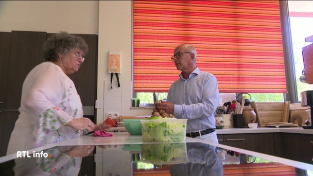 Rencontre avec des seniors qui ont décidé de vivre en colocation pour éviter la solitude. Ils font partie de l'asbl Abbeyfield Brussels : chacun a un appartement, mais il y a des pièces communes et beaucoup d’activités ensemble. Ce projet est né il y a 30 ans.