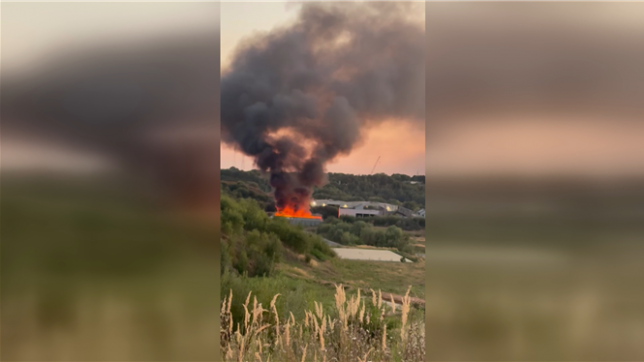 En début de soirée ce lundi, le centre de gestion des déchets Renewi a pris feu à Mont-Saint-Guibert. Les pompiers ainsi que le bourgmestre se rendent sur place.