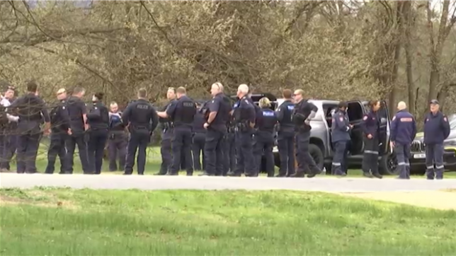 Deux policiers venus effectuer une perquisition ont été tués par balles et un autre blessé mardi dans une propriété rurale du sud de l'Australie par un tireur qui a pris la fuite, a-t-on appris de source policière.
La police a lancé une vaste chasse à l'homme pour retrouver l'auteur présumé des tirs, qui s'est enfui dans la brousse après les coups de feu survenus dans la ville de Porepunkah, dans l'Etat de Victoria, ont indiqué des officiers.