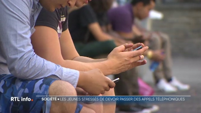 Une étude révèle que les smartphones ont profondément changé la communication des jeunes avec près de la moitié des 18-25 ans qui préfèrent envoyer un message plutôt que de parler au téléphone.
