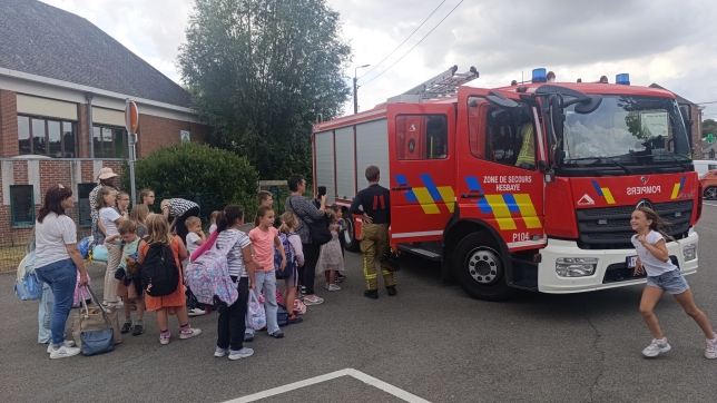 Les enfants impressionnés par le travail des pompiers.