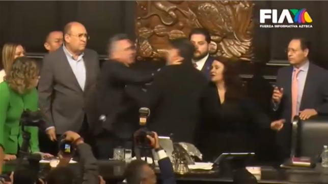 Des sénateurs mexicains en sont venus aux mains mercredi, après un débat houleux sur les appels présumés de l'opposition de droite à une intervention militaire des Etats-Unis contre les cartels de la drogue.