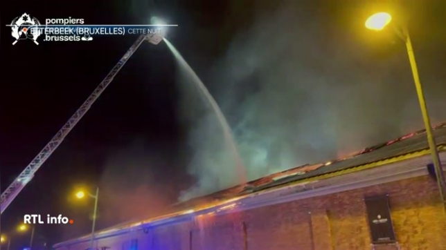 La salle Maison du Bois à Etterbeek a été la cible d'un incendie. Le sinistre s'est déclaré au niveau du toit, sous les panneaux solaires, mais la cause n'est pas encore établie. Le bâtiment est pratiquement détruit malgré une importante mobilisation des pompiers.