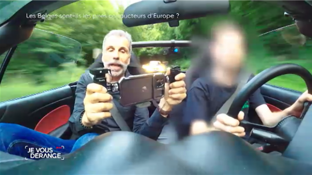 Nous allons à la rencontre de ces Belges qui roulent vite, beaucoup trop vite. Qui boivent trop, beaucoup trop. A l'origine de ces routes qui tuent : un manque de contrôles criant, surtout au sud du pays. Il y a aussi les voitures de société, phénomène belgo-belge unique au monde, qui boostent la puissance et le poids des véhicules avec davantage de drames à la clé.