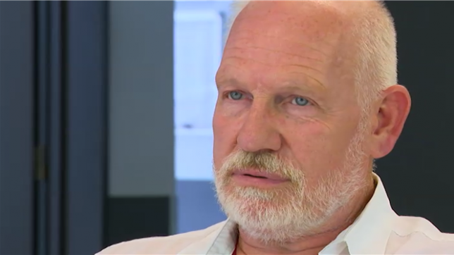 Trois mois jour pour jour, le 29 mai dernier, un terrible incendie survient à la prison de Lantin. Quatre pompiers sont alors piégés par les flammes. L’un d’eux, Maxime Coessens, n’a pas survécu. Les trois autres s’en sont sortis, dont l’adjudant Marc Sarlet, resté 11 jours dans le coma.