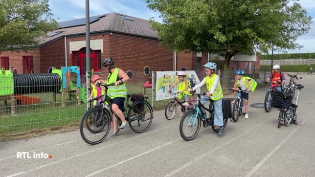 Les élèves de l'école communale de Bossière peuvent rentrer en vélo bus. 14 élèves participent à ce rang de sortie, à vélo, accompagnés par des adultes.