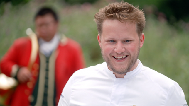 Au terme d’une épreuve chronométrée et semée d’embûches, le chef Mathieu Vande Velde a présenté sa version de la truite de la Semois dans le premier épisode de La Route Étoilée. Autour de la table éphémère installée par Ludovic Daxhelet, trois convives de prestige livrent leurs impressions. Entre compliments sur la finesse du produit et gourmandise partagée, la dégustation a tenu toutes ses promesses.