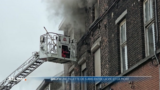 Un réveil tragique pour une famille, leur maison a été prise par les flammes durant la nuit à Gilly près de Charleroi. La petite fille de 5 ans a pu être sauvée mais lutte entre la vie et la mort. L'origine du feu reste inconnue.
