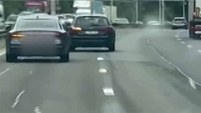 Une vidéo publiée il y a deux jours par un internaute sur Facebook fait beaucoup parler sur le réseau social. On y voit deux voitures, sur la E40 à hauteur de Herstal, en direction de Barchon, adopter un comportement très dangereux.
