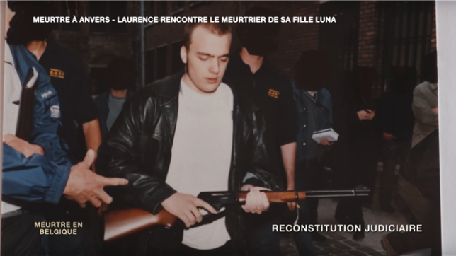 Meurtre en Belgique vous emmène au cœur des affaires criminelles qui ont marqué notre pays. Dans ce nouvel épisode, retour sur le drame d’Anvers : le 11 mai 2006, Hans Van Themsche ouvrait le feu en pleine rue, tuant la petite Luna Drowart, 2 ans, et sa nourrice Oulematou Niangadou, 25 ans. Une troisième femme, Songül Koç, 47 ans, avait été grièvement blessée. Condamné à perpétuité, Hans Van Themsche témoigne aujourd’hui depuis sa cellule, près de 20 ans après les faits.