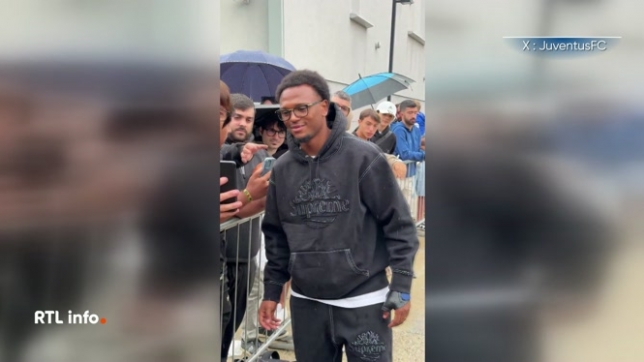 L'avant-centre des Diables, Loïs Openda, a signé à la Juventus de Turin et quitte le club allemand de Leipzig. Le joueur de 25 ans devrait remplacer Romelu Loukaku en équipe nationale pendant sa blessure.