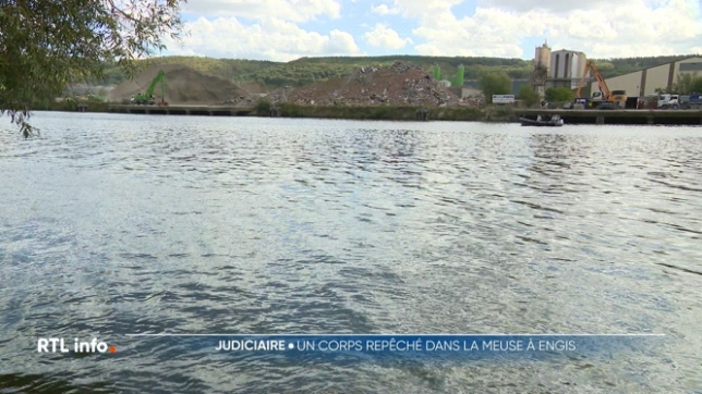 Un corps sans vie a été repêché lundi en fin de journée dans la Meuse à Engis. La personne avait les pieds liés et était emballé dans une couverture. D'après les premiers éléments de l'enquête, il pourrait s'agir d'un règlement de comptes.