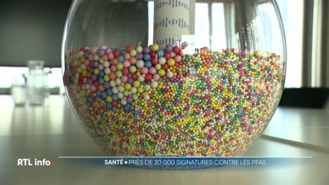 Plusieurs associations demandent à la Belgique de soutenir l'interdiction des PFAS au niveau européen. Une pétition de 28 000 signatures a été remise au ministre fédéral de l'Environnement, Jean-Luc Crucke, qui a annoncé son intention d'agir au niveau belge en déposant une proposition de loi.