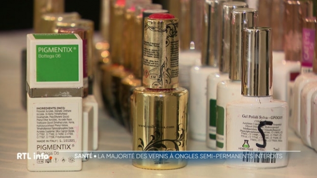 Depuis hier, certains vernis à ongles contenant du TPO, une substance utilisée pour accélérer le séchage des vernis semi-permanents, sont interdits dans l'Union européenne. Le secteur déplore un avertissement tardif et doit jeter d'importants stocks.