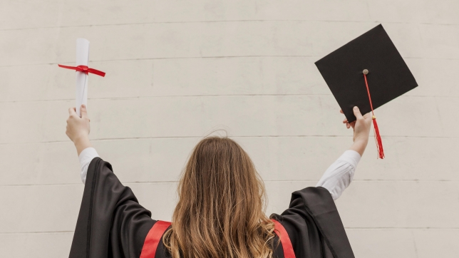 vue-de-face-fille-diplomee-avec-dos.jpg