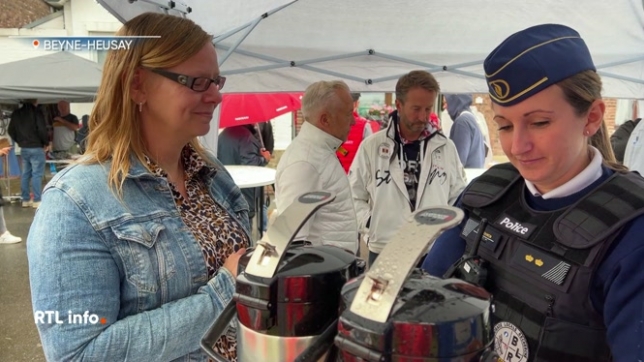 Et si vous alliez boire un café avec un agent de police ? C'est ce que proposent la zone de police de Beyne-Fléron-Soumagne. Des policiers déambulent sur les marchés et les brocantes, coe celle de Belle-Epine, pour aller à la rencontre de la population en toute décontraction.