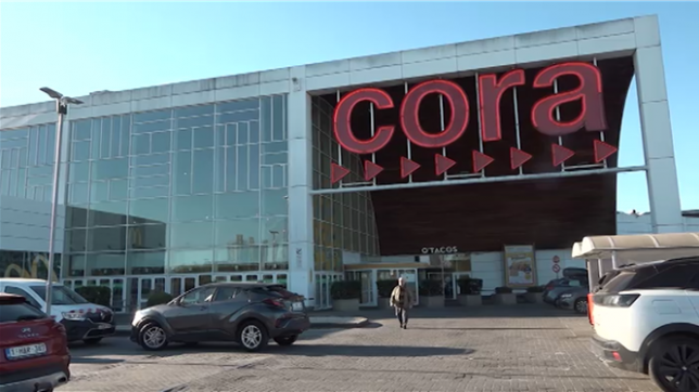 On en sait un peu plus sur l'avenir des hypermarchés et galeries Cora. Les 7 sites wallons et bruxellois vont être transformés en centre commercial moderne, articulés autour d'une offre alimentaire. Un investissement de plus de 80 millions d'euros. Les détails avec Mathieu Col et Steve Damman.