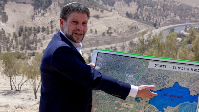 Bezalel Smotrich montrant une carte de la colonie de Maale Adumim en Cisjordanie occupée le 14 août dernier