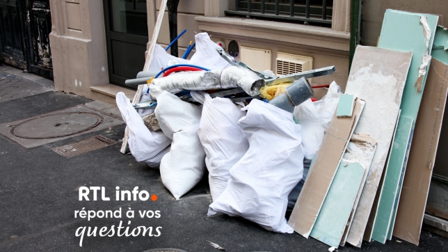 Déchets de chantier sur un trottoir