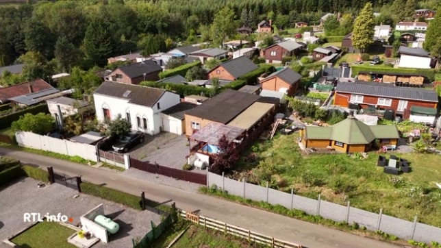 L'eau est coupée depuis hier dans cette région de la province de Namur en raison d'une possible présence de la bactérie E. coli dans le réseau d'eau, directement alimenté par une nappe phréatique. Des analyses ont été lancées.