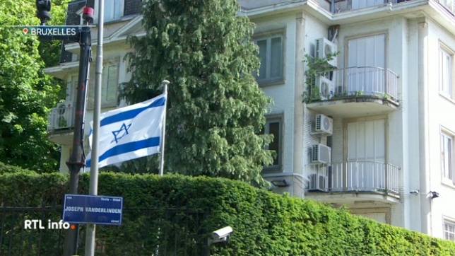 Un homme en possession d'une bouteille remplie d'essence, d'un briquet et d'une paire de gants a été arrêté devant l'ambassade d'Israël à Bruxelles. La police confirme mais ne fait pas d'autre commentaire.